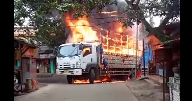 Truk Tronton Bermuatan Sterofoam Terbakar, Jalan Pandeglang-Serang Sempat Dialihkan