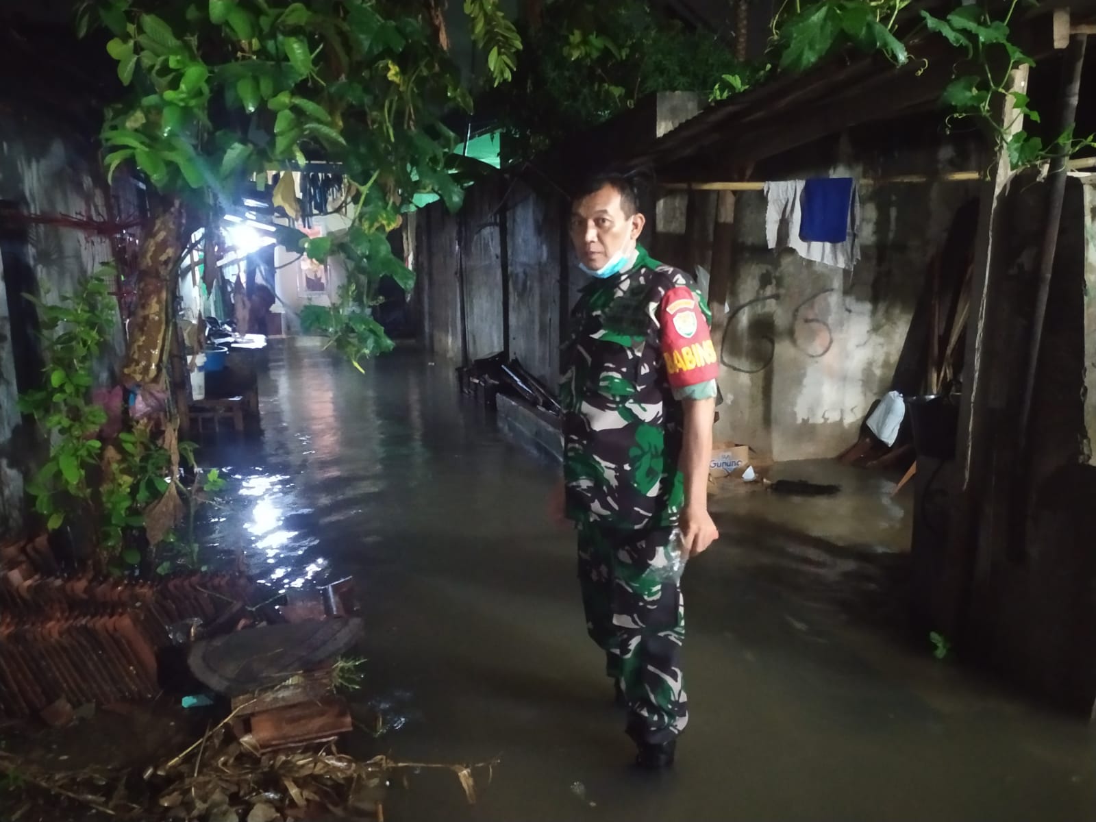 Kelurahan Jombang Wetan Banjir, Babinsa dan Bhabinkamtibmas Lakukan Pemantauan