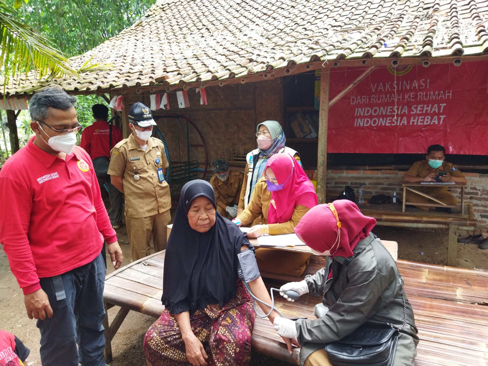 Bantu Percepatan Herd Immunity BIN Banten Lakukan Vaksinasi Massal Untuk Masyarakat Umum di Desa lamaran Kec. Binuang, Kabupaten Serang