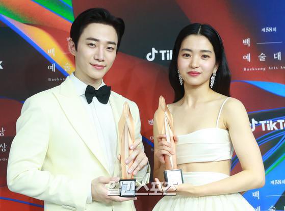 Lee Junho Dan Kim Taeri Sukses Borong Piala Di Baeksang Arts Award 2022