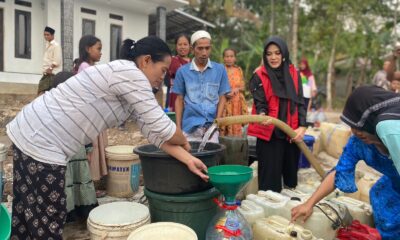 Teh Sarifah Beri Bantuan Air Bersih Secara Lansung Kepada Warga Terdampak Kemarau Panjang di Kabupaten Serang