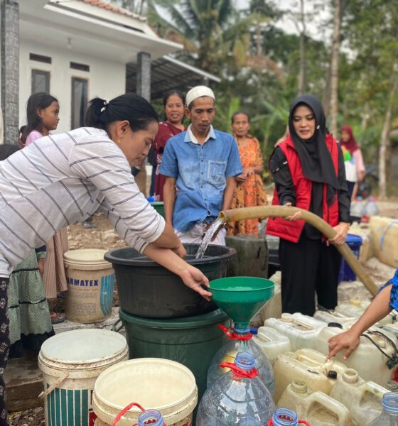 Teh Sarifah Beri Bantuan Air Bersih Secara Lansung Kepada Warga Terdampak Kemarau Panjang di Kabupaten Serang