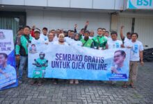 Sasar Ojol di Jaksel, Relawan Kawal Program Prabowo-Gibran Bagikan Makanan Bergizi