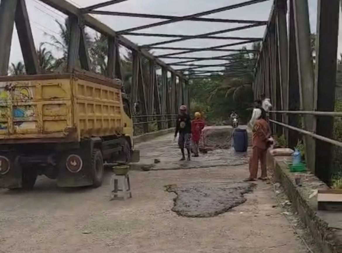 Jalan dan Jembatan Rusak Akibat Proyek Tol Serang–Panimbang, Warga Sukajadi Desak Perbaikan