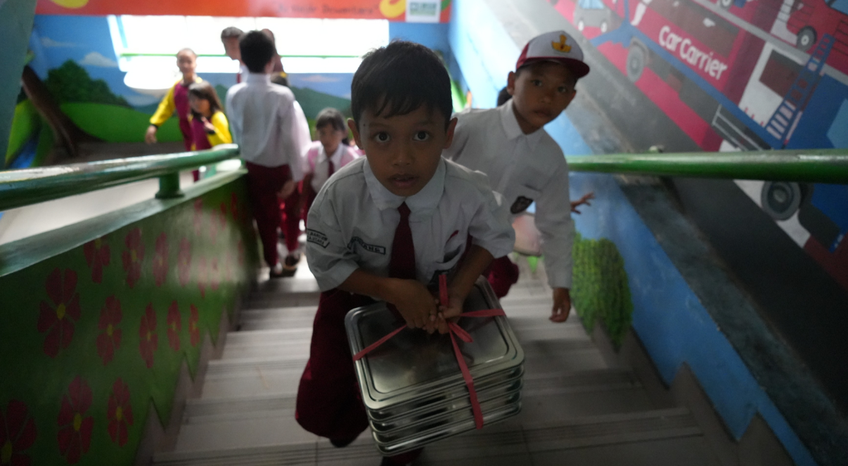 Makan Bergizi Gratis Menyehatkan Anak Bangsa, Menggerakkan Ekonomi Warga