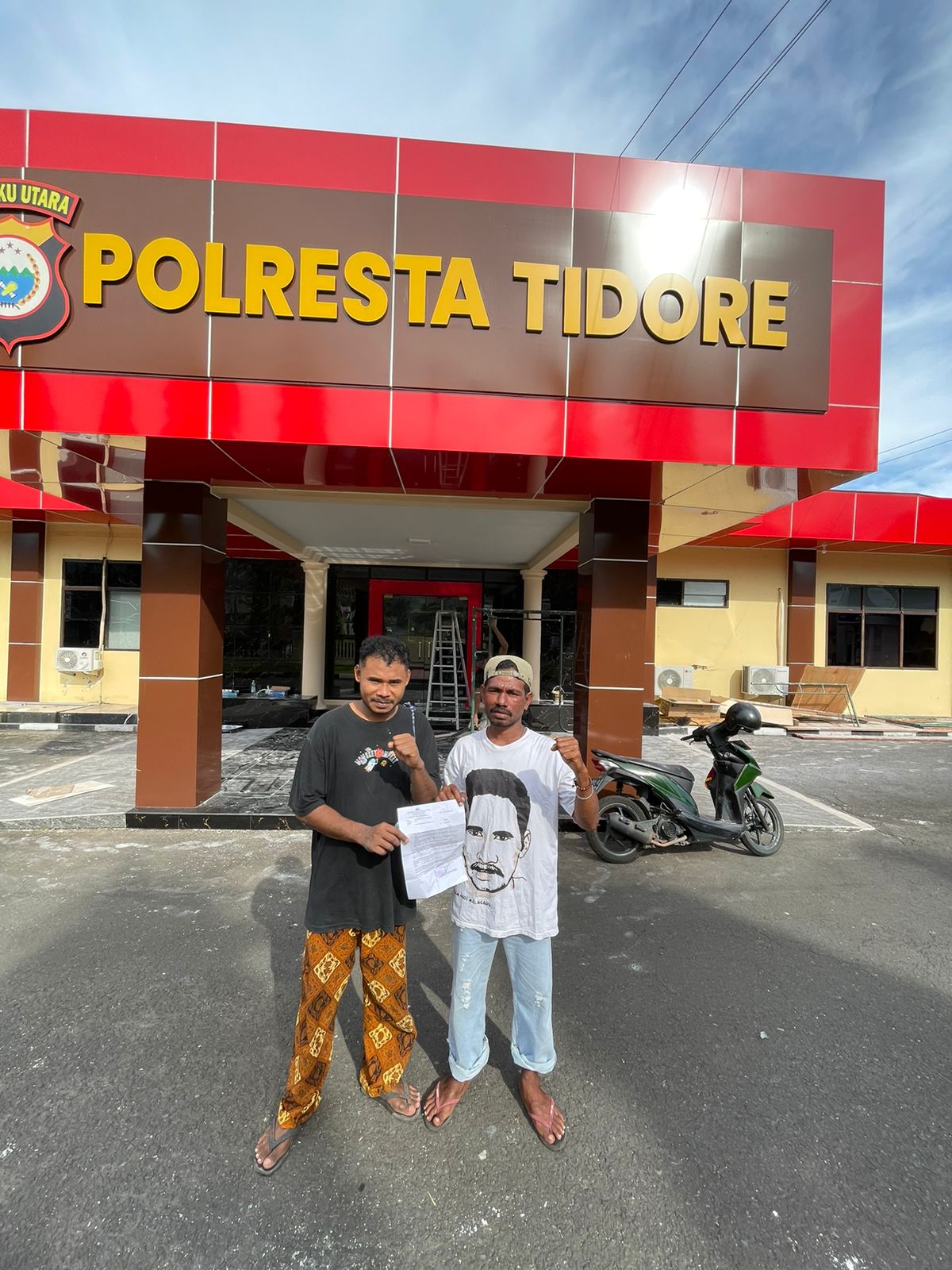 Dua kader LMND Tidore, Dipanggil Polisi Buntut Gerbang Pengadilan Ambruk Dua kader LMND Tidore, Dipanggil Polisi Buntut Gerbang Pengadilan Ambruk